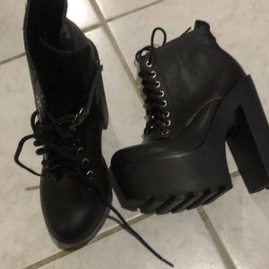 Womens soda boots. Worn once. Size 6.
